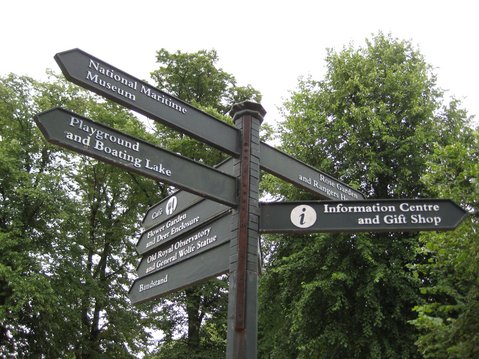 Photo von einem Wegweise in einem Londoner Park, der in mehrere Richtungen zeigt